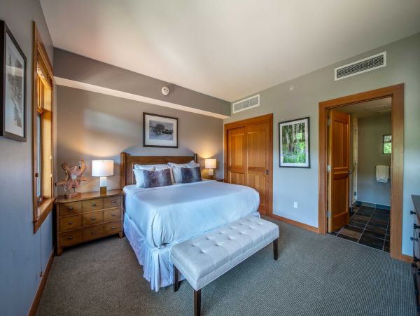 Ski in Ski out Beautiful Condo in Snowmass with 2 Bedrooms