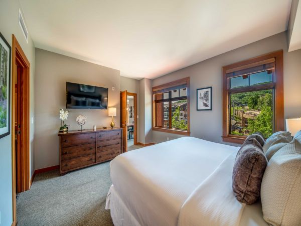 Ski in Ski out Beautiful Condo in Snowmass with 2 Bedrooms