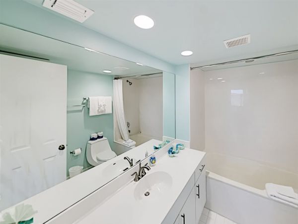 Lovely 2 Bedroom Condo Sleeps 6 Walk to Beach