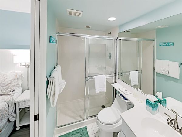 Lovely 2 Bedroom Condo Sleeps 6 Walk to Beach