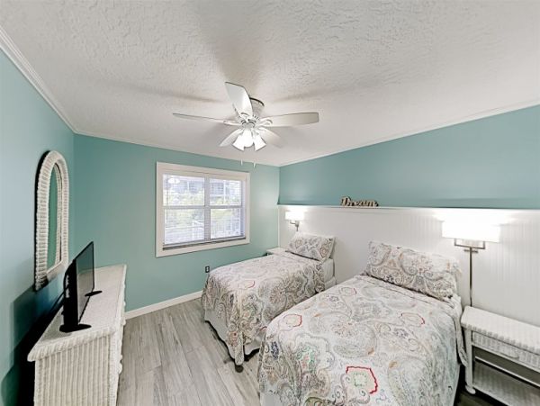 Lovely 2 Bedroom Condo Sleeps 6 Walk to Beach