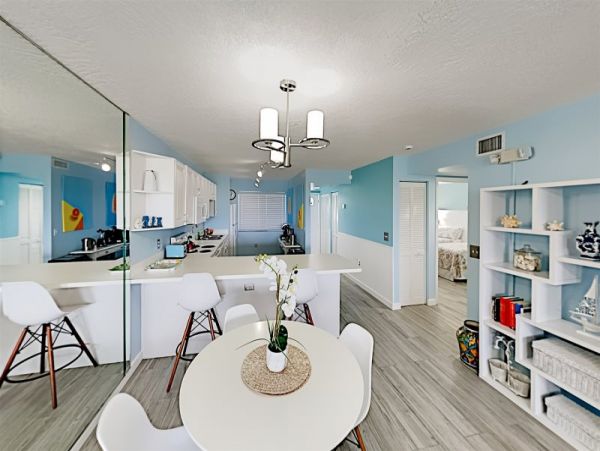 Lovely 2 Bedroom Condo Sleeps 6 Walk to Beach