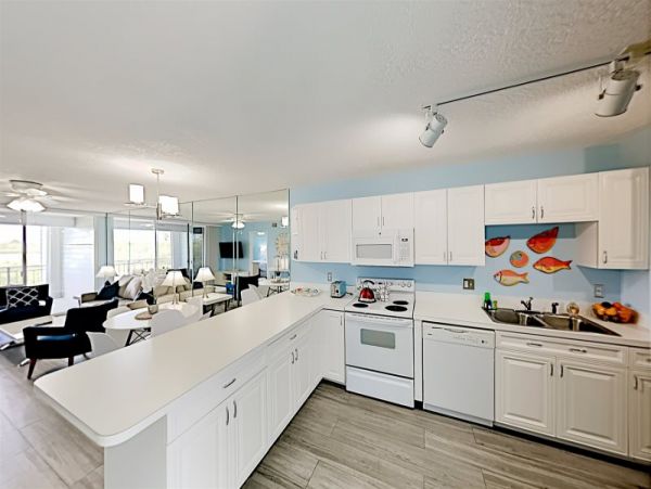 Lovely 2 Bedroom Condo Sleeps 6 Walk to Beach
