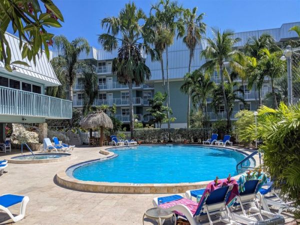 Lovely 2 Bedroom Condo Sleeps 6 Walk to Beach