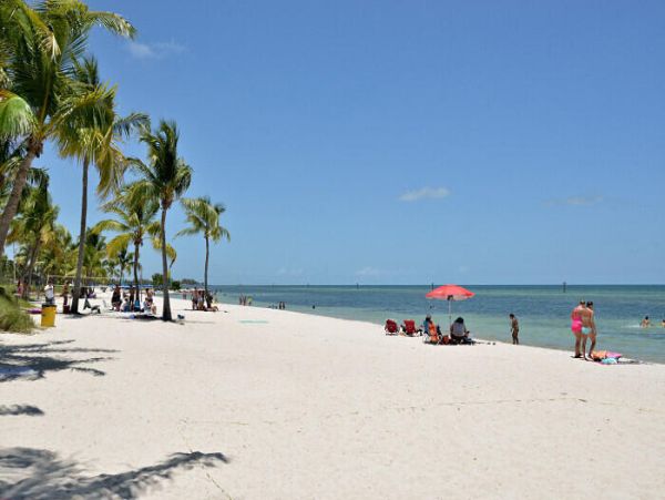 Lovely 2 Bedroom Condo Sleeps 6 Walk to Beach
