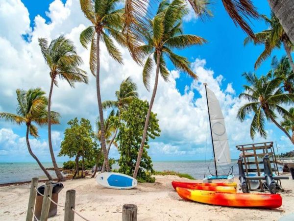Lovely 2 Bedroom Condo Sleeps 6 Walk to Beach