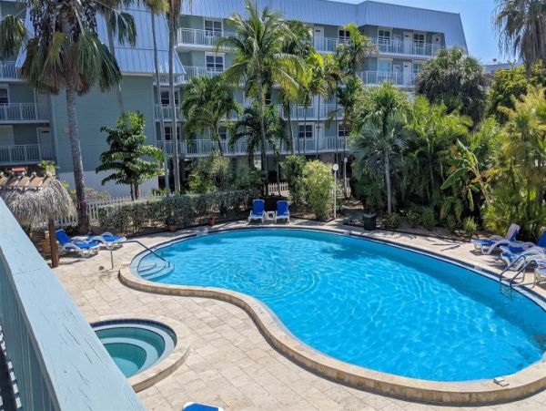 Lovely 2 Bedroom Condo Sleeps 6 Walk to Beach