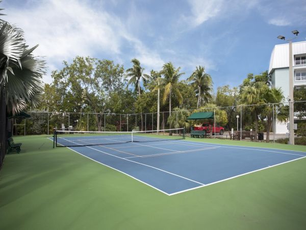 Lovely 2 Bedroom Condo Sleeps 6 Walk to Beach