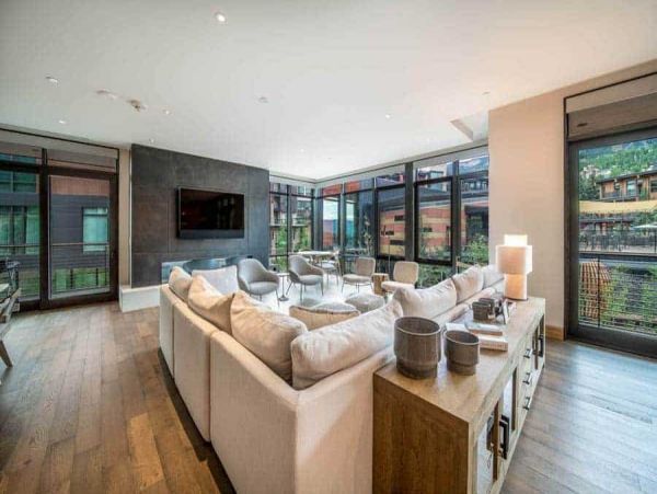 Luxury 4 bedroom Ski-in/out Access Condo sleeps 12