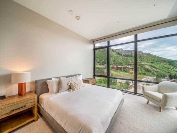 Luxury 4 bedroom Ski-in/out Access Condo sleeps 12