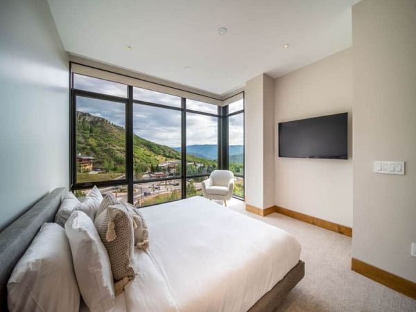 Luxury 4 bedroom Ski-in/out Access Condo sleeps 12