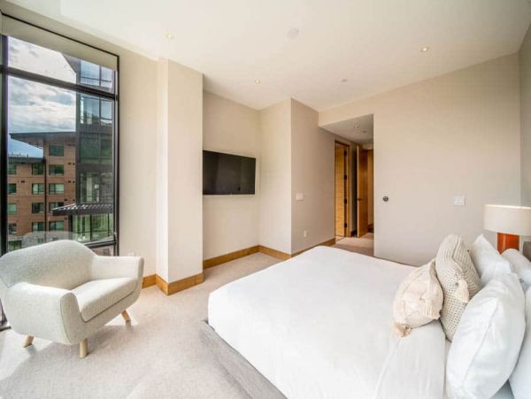 Luxury 4 bedroom Ski-in/out Access Condo sleeps 12