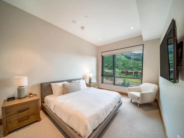 Luxury 4 bedroom Ski-in/out Access Condo sleeps 12
