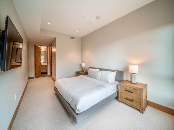 Luxury 4 bedroom Ski-in/out Access Condo sleeps 12
