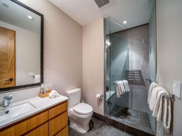 Luxury 4 bedroom Ski-in/out Access Condo sleeps 12