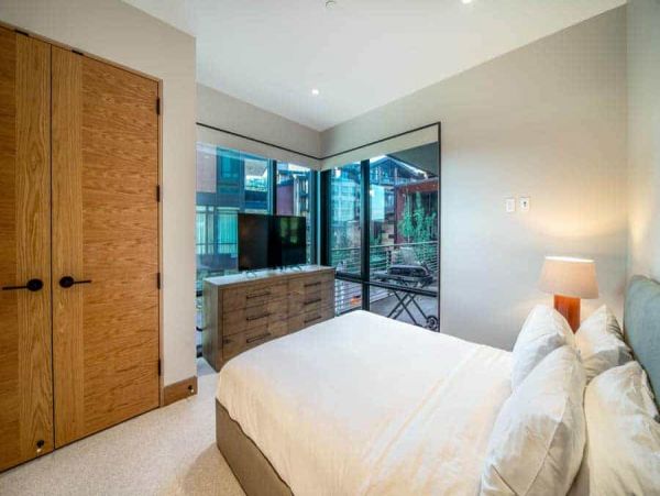 Luxury 4 bedroom Ski-in/out Access Condo sleeps 12