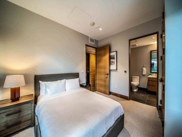 Luxury 4 bedroom Ski-in/out Access Condo sleeps 12