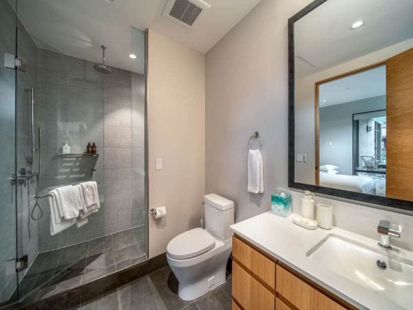 Luxury 4 bedroom Ski-in/out Access Condo sleeps 12
