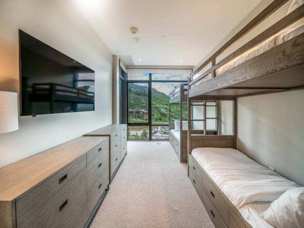 Luxury 4 bedroom Ski-in/out Access Condo sleeps 12