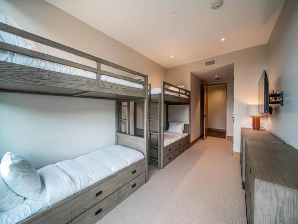 Luxury 4 bedroom Ski-in/out Access Condo sleeps 12