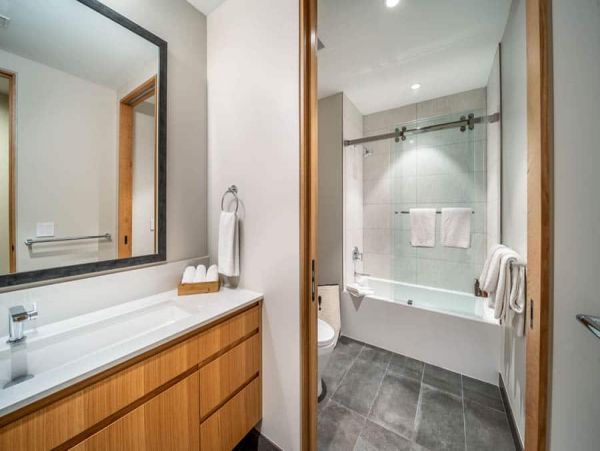 Luxury 4 bedroom Ski-in/out Access Condo sleeps 12