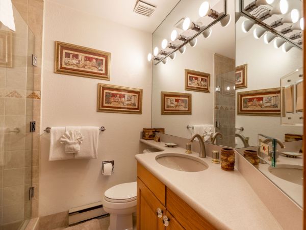 Gorgeous 2 Bedroom Condo in Vail Ski in - Ski out