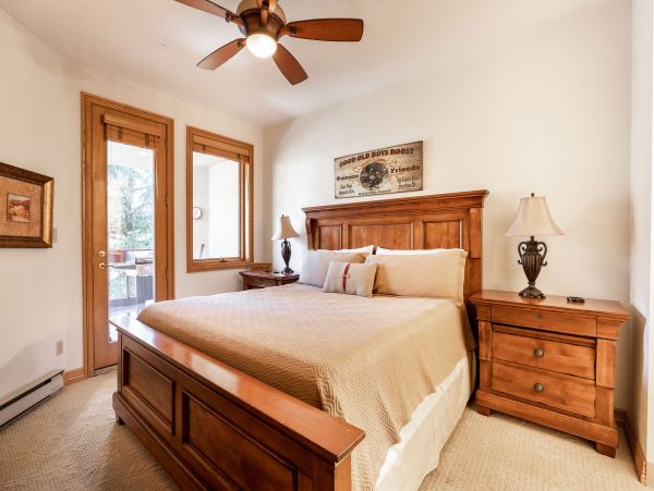 Gorgeous 2 Bedroom Condo in Vail Ski in - Ski out