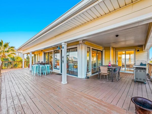 Lovely 4 Bedroom Home with Pool & Walk to Beach