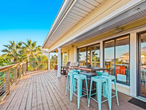 Lovely 4 Bedroom Home with Pool & Walk to Beach
