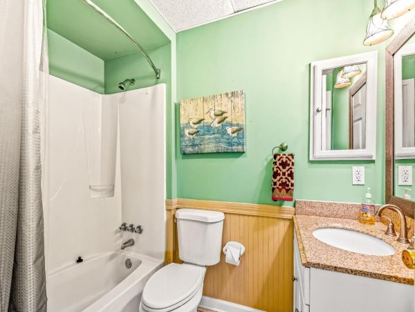 Lovely 4 Bedroom Home with Pool & Walk to Beach