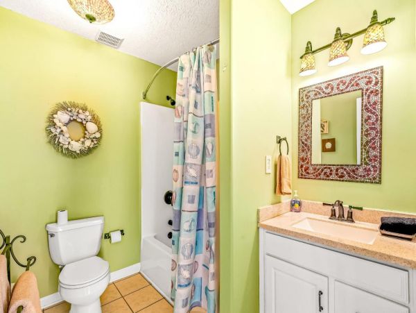 Lovely 4 Bedroom Home with Pool & Walk to Beach
