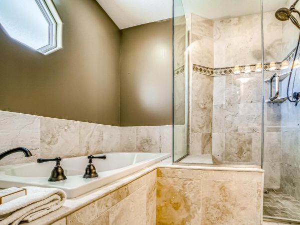 Lovely 4 Bedroom Home with Pool & Walk to Beach