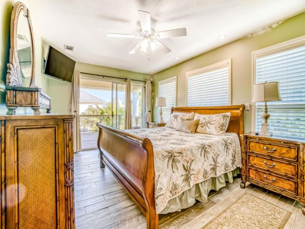 Lovely 4 Bedroom Home with Pool & Walk to Beach