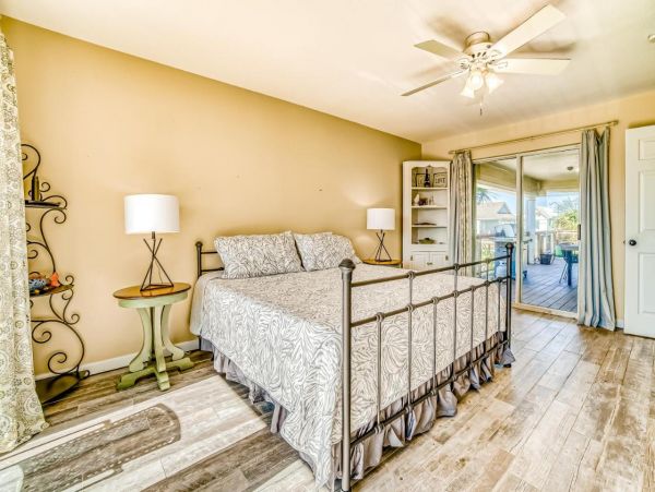 Lovely 4 Bedroom Home with Pool & Walk to Beach