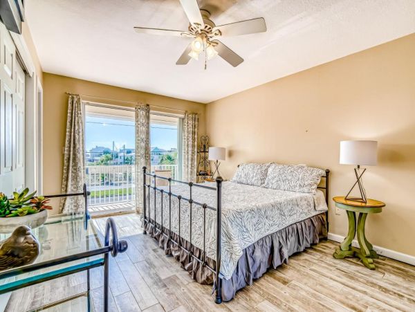 Lovely 4 Bedroom Home with Pool & Walk to Beach