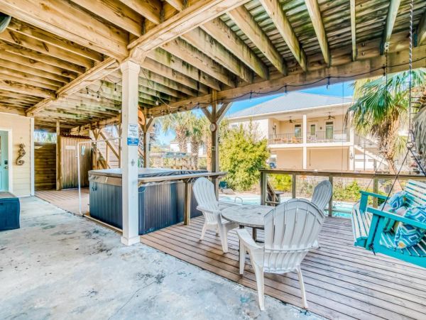 Lovely 4 Bedroom Home with Pool & Walk to Beach