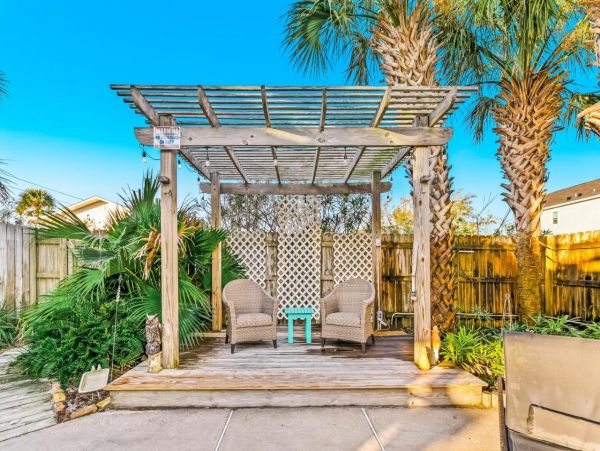 Lovely 4 Bedroom Home with Pool & Walk to Beach