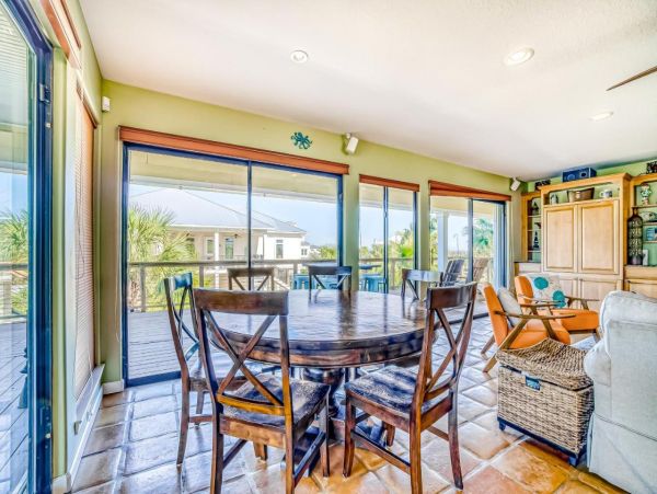 Lovely 4 Bedroom Home with Pool & Walk to Beach