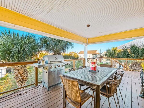 Lovely 4 Bedroom Home with Pool & Walk to Beach