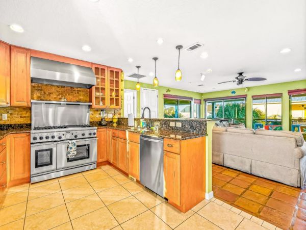 Lovely 4 Bedroom Home with Pool & Walk to Beach