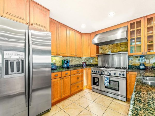 Lovely 4 Bedroom Home with Pool & Walk to Beach