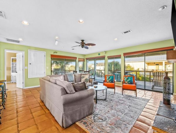 Lovely 4 Bedroom Home with Pool & Walk to Beach