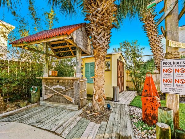 Lovely 4 Bedroom Home with Pool & Walk to Beach