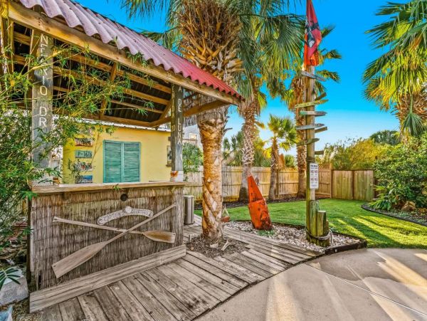 Lovely 4 Bedroom Home with Pool & Walk to Beach