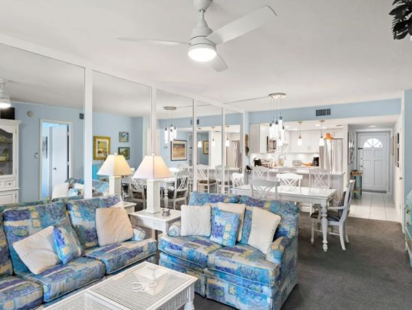 Lovely Sanibel 2 Bedroom Condo Walk to Beach