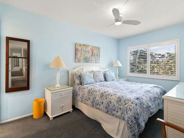 Lovely Sanibel 2 Bedroom Condo Walk to Beach
