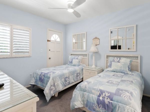 Lovely Sanibel 2 Bedroom Condo Walk to Beach