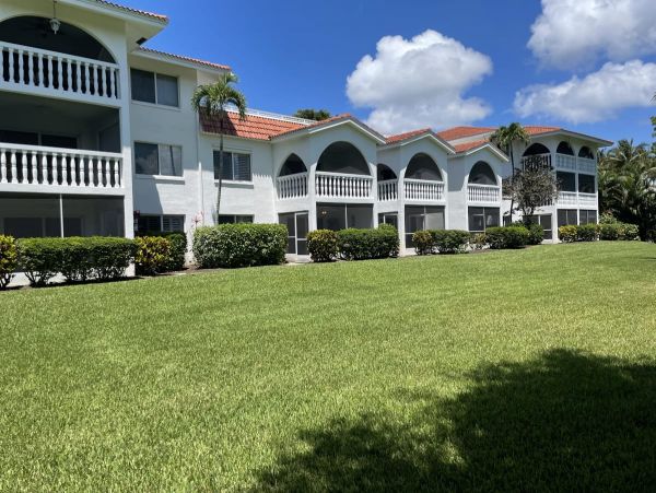 Lovely Sanibel 2 Bedroom Condo Walk to Beach