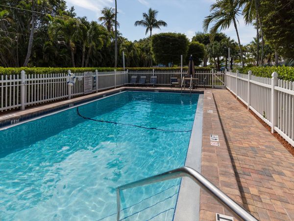 Lovely Sanibel 2 Bedroom Condo Walk to Beach