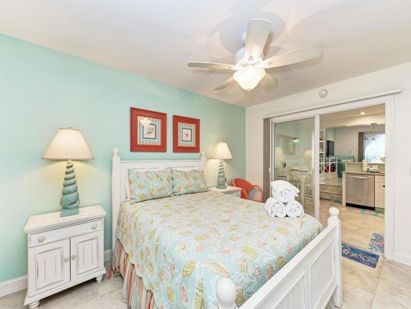 Lovely Beachfront Condo in Holmes Beach Sleeps 2